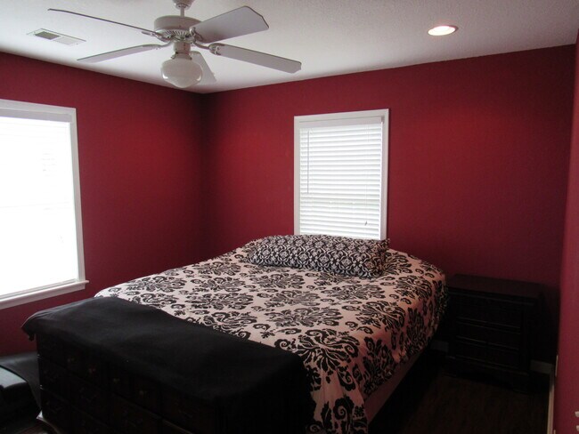 Building Photo - 142 Roanoke Dr