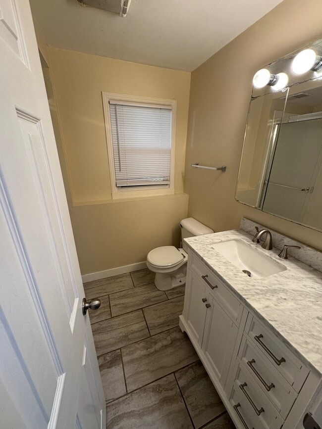 Building Photo - 2002 Andrew St SE