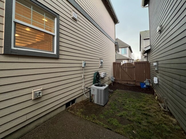 Building Photo - Beautiful 4 Bed, 2.5 Bath Home with Two Car Garage!