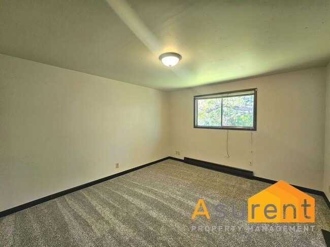 Building Photo - Charming 2-Bedroom 4-plex in Prime Ashland Location Available Now!