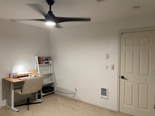 Building Photo - Location Location Location ~2 Bedroom 2.5 ...