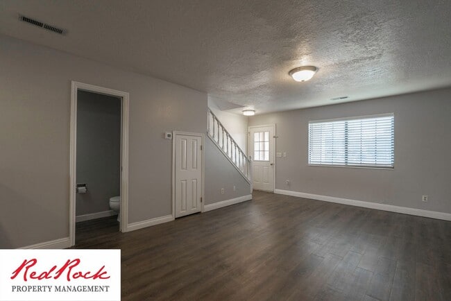 Building Photo - 2 Bedroom Townhome with Balcony in Color View Community