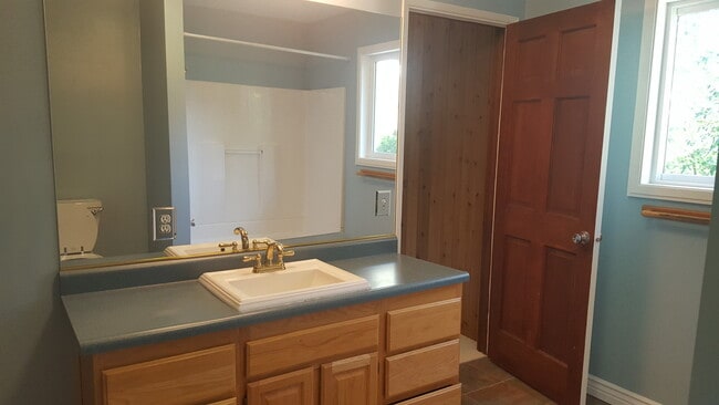 Building Photo - Raleigh Hills Beauty! XL Yard & Attached Garage! Dogs OK!