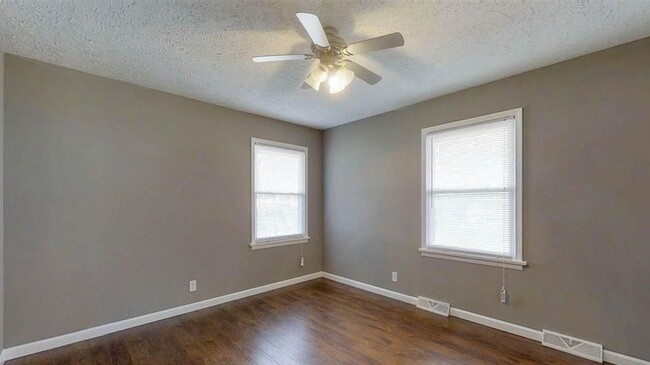 Building Photo - Updated 2bedroom near ISU