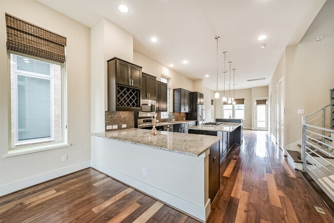 Building Photo - 5425 Hidalgo St