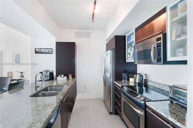 Building Photo - 950 Brickell Bay Dr