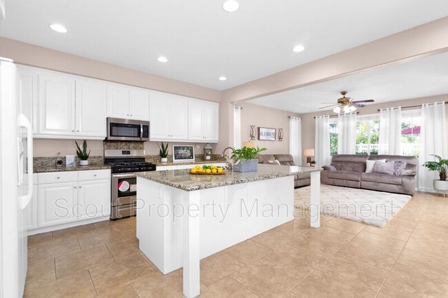 Building Photo - 40281 Salem Way
