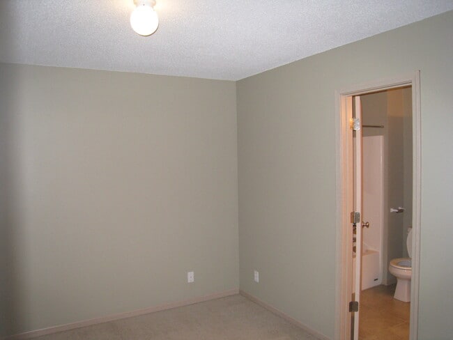 Building Photo - 9806 N Lewis Ave