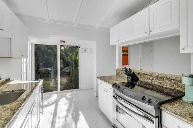 Building Photo - 714 NE 17th Ct