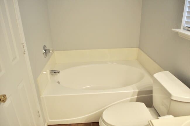 Building Photo - 229 Lancelot Dr