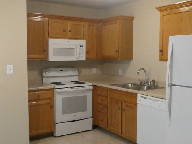 Building Photo - 3 Bedroom 2.5 bath Duplex in Blue Springs