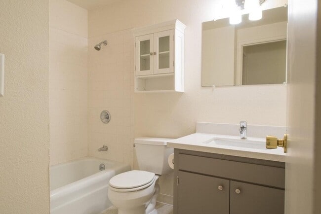 Building Photo - 3Bd/2.5Ba Seattle Duplex