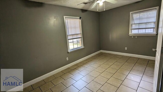 Building Photo - 214 Honey Ln Cir