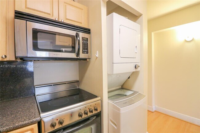 Building Photo - 134 SW 7th Ave