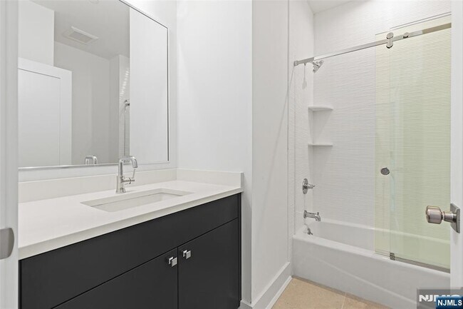 Building Photo - 445 Ramapo Valley Rd