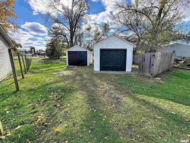 Building Photo - 3 Bedroom Rental in Moline