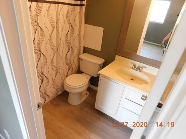 Building Photo - Nice 3 bedrooms, 2 full baths with half ba...