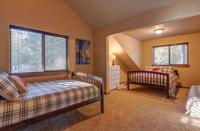 Building Photo - Seasonal Rental- Available through April 3...