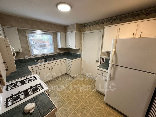 Building Photo - 619 W 85th St