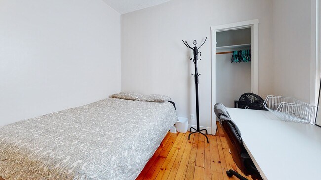 Building Photo - 6 Bedroom Apartment in Science Hill, close to downtown! (Laundry In Unit)