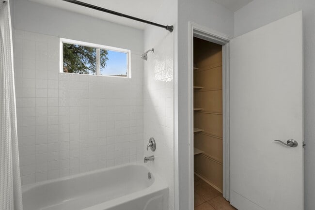 Building Photo - 10410 Cayuse Cove