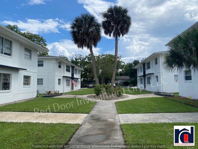 Building Photo - Renovated Spacious 2/2~w/All-in One Washer/Dryer & New AC~Deland