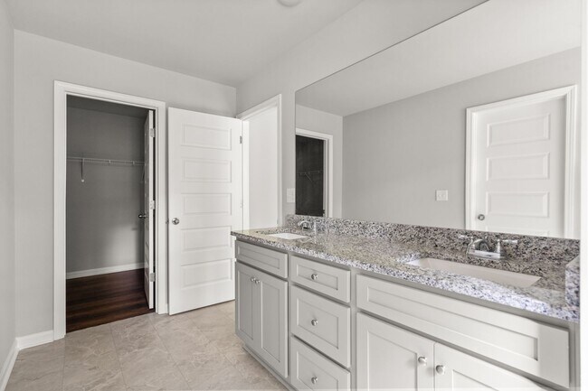 Building Photo - 4 bed / 2.5 bath in Gainesville! Retreat a...