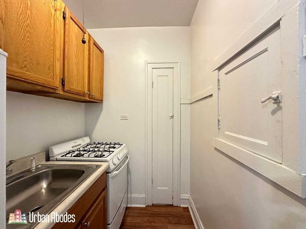 Building Photo - 2530 N Sawyer Ave