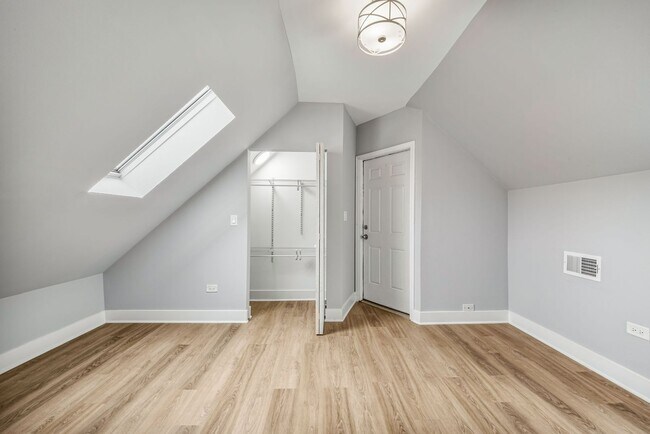 Building Photo - Gorgeous, Updated Duplex 2bd/2bth, Wicker Park Avail 5/1