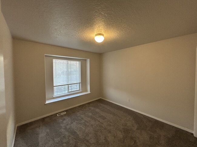 Building Photo - 557 N Katsura Ave