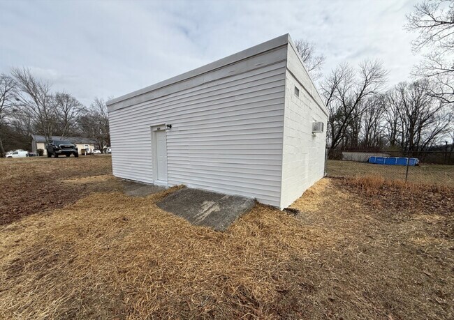 Building Photo - 404 Black Oak Dr