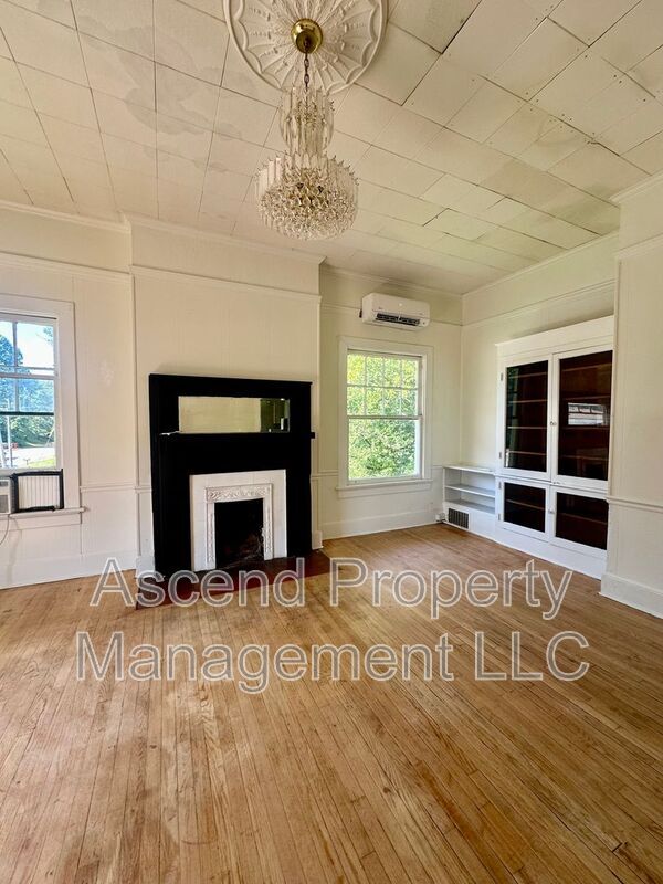 Building Photo - 1501 N Chamberlain Ave
