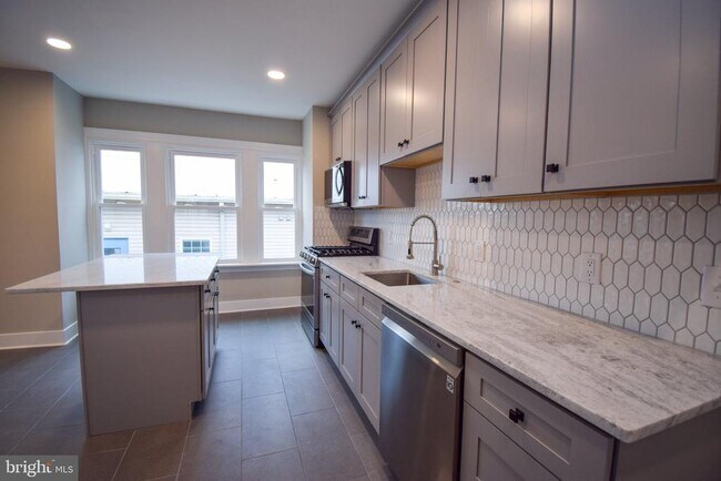 Building Photo - 207 Paxson Ave