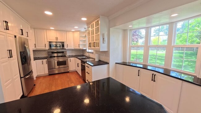 Building Photo - Beautiful Lindon Home