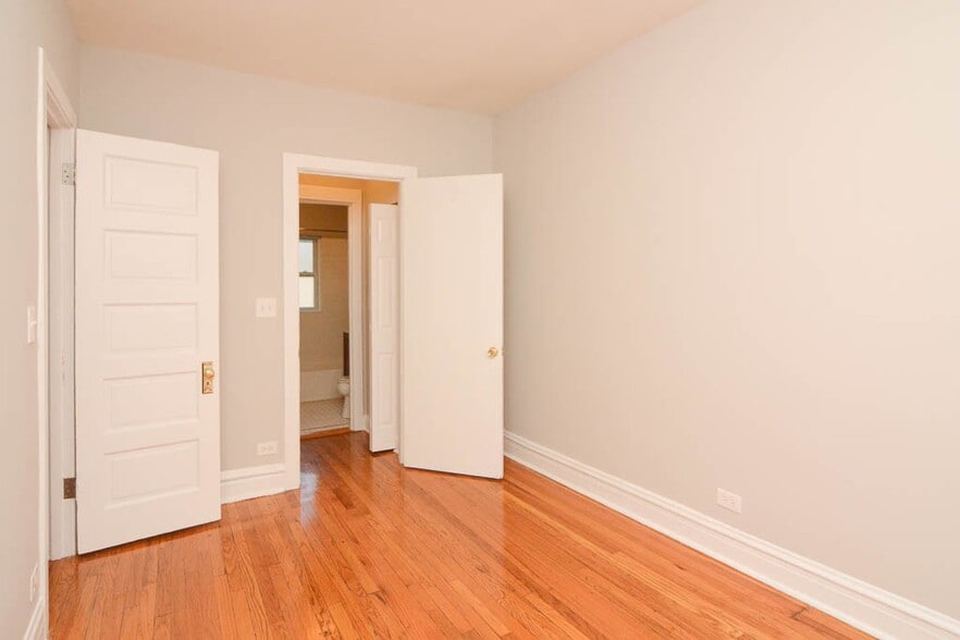 Building Photo - 4708 N Racine Ave