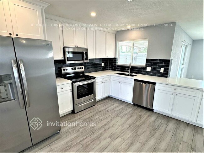 Building Photo - 3017 W Laurel Ln