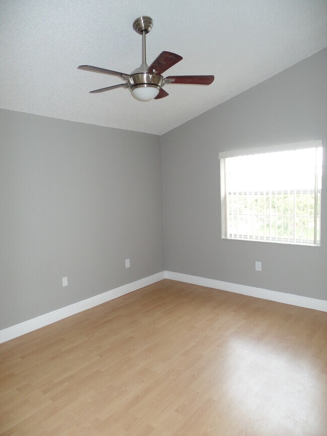 Building Photo - 2850 N Oakland Forest Dr