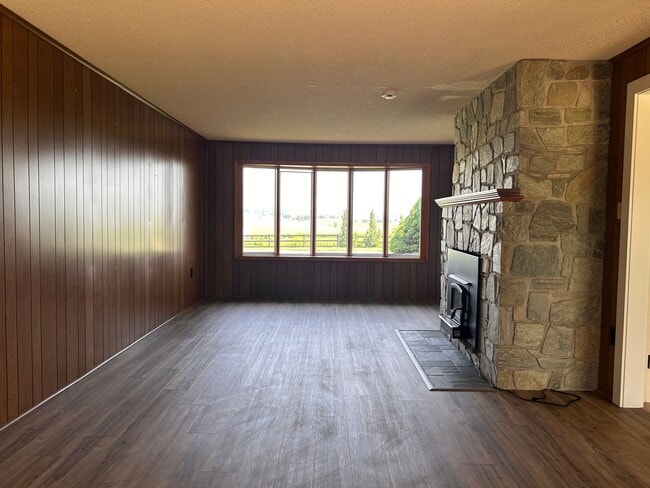 Building Photo - 660 E Oregon Rd