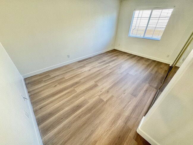 Building Photo - NEWLY UPDATED CONDO WITH BALCONY NEAR SUMMERLIN