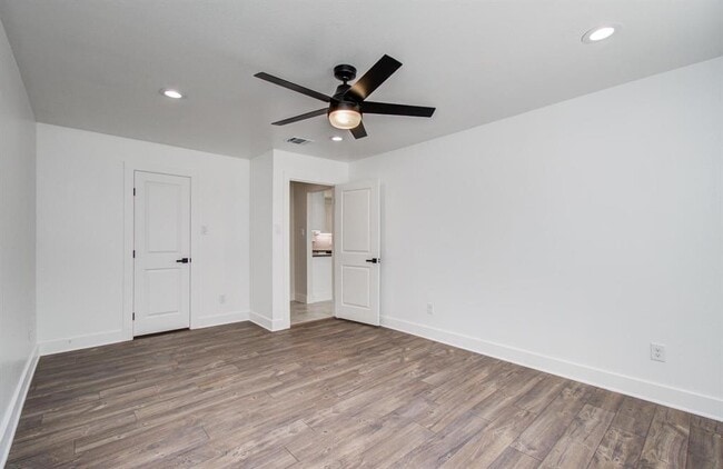 Building Photo - 624 Willow Ln
