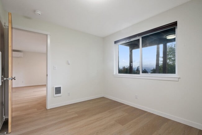 Building Photo - 535-537 NE Vena St