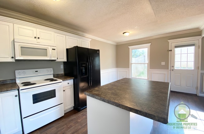 Building Photo - 105 Osmond Dr