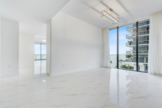 Building Photo - 700 NE 24th St