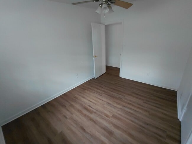 Building Photo - 2412 Almond Dr