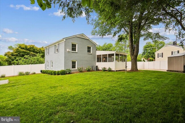 Building Photo - 3801 Denfeld Ave