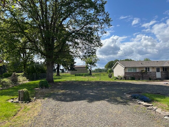 Building Photo - Molalla Country Home