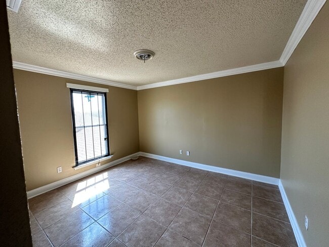 Building Photo - Lovely 4 Bedroom Home
