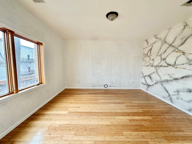 Building Photo - 41-43-43 Manufacturers Pl