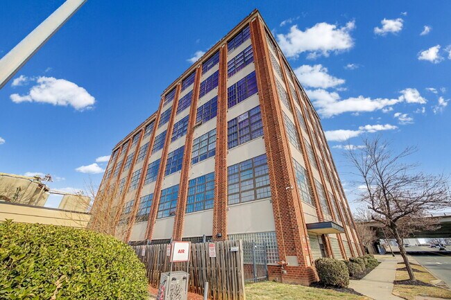 Building Photo - Urban Loft Condo Featuring Stunning Views & Rooftop Entertaining