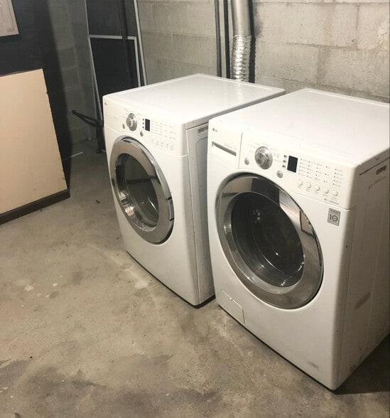 Building Photo - 2168 Plainfield Ave